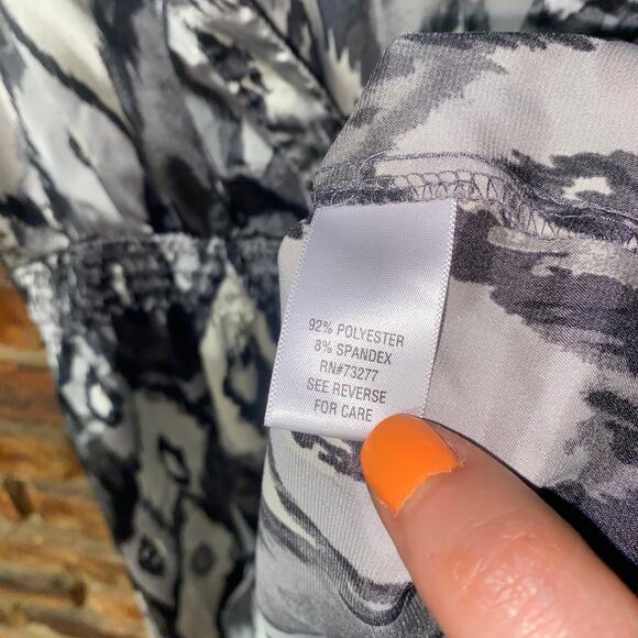 Apt. 9 Gray Black Printed Short Sleeve V-Neck Top Women's Size Small - Picture 5 of 6